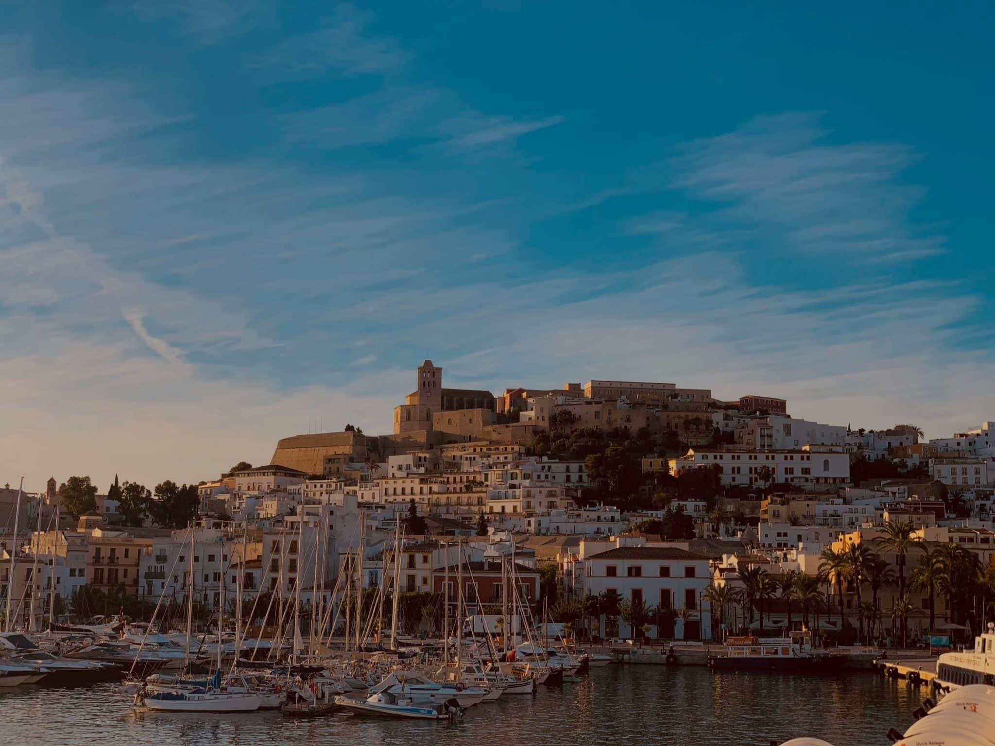 Erkunden Sie das Paradies: Willkommen auf Ibiza! 🌴🌞